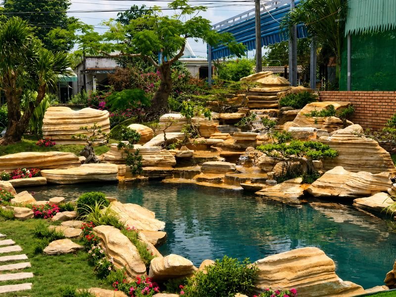 Thi công hòn non bộ hợp lý mang lại cho gia chủ không gian tự nhiên xanh mát