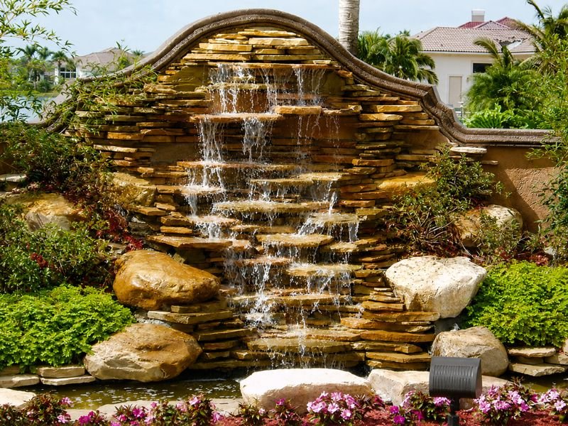 Hòn non bộ tăng thêm điểm nhấn cho ngoại cảnh